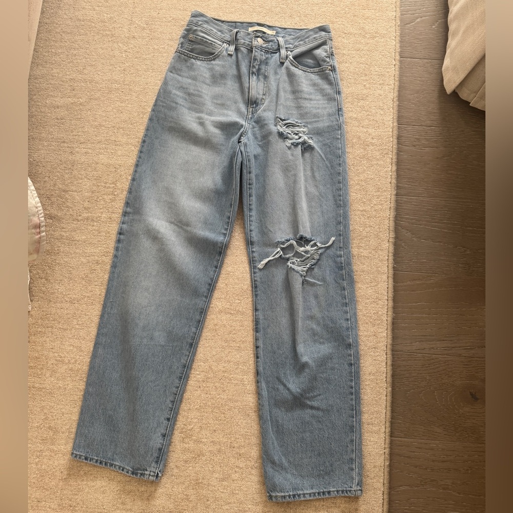 Levi’s Baggy Jeans.